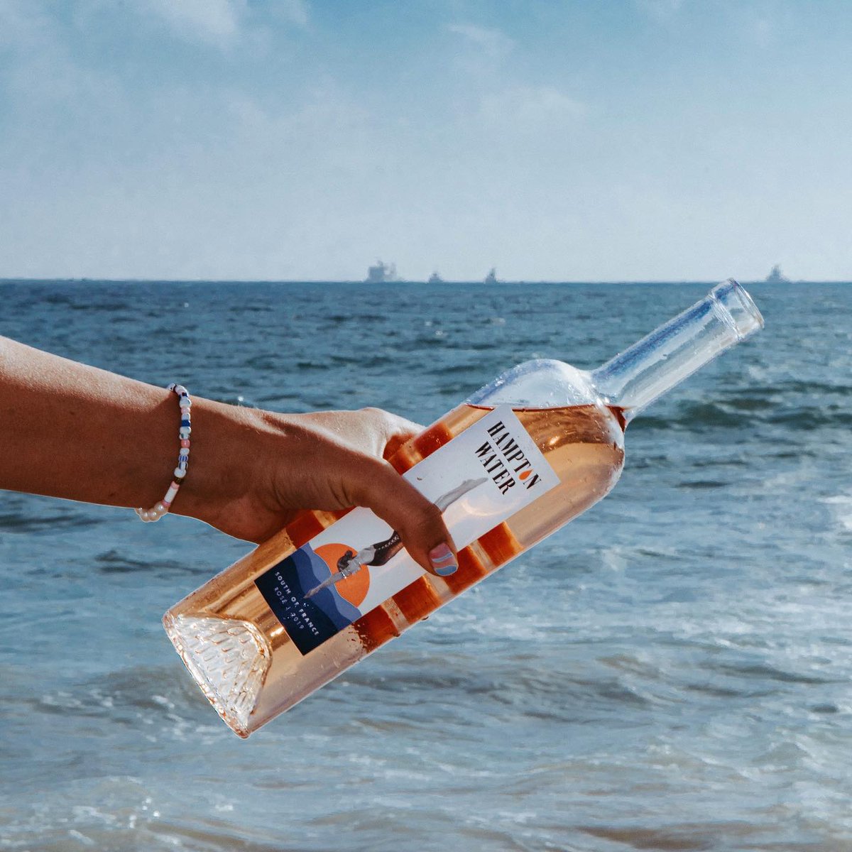 Trust, none of this liquid (rosé) gold is going in the ocean, only in our glasses.
.
.
.
#hamptonwater #bonjovi #jonbonjovi #rose #rosé #wine #pinkwine #drinkwine #drinkpinkwine #ocean #roséwine #rosewine @hamptonwater