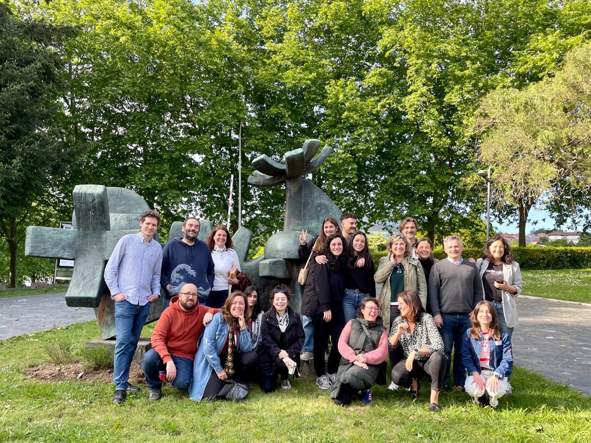 XestionCultural's tweet photo. 📸 Aquí nos tedes, nun descanso da sesión sobre #ComunicaciónDixital que celebramos con Nacho Granero @SocialCultura. Foi un pracer #aprenderfacendo #aprendercompartindo xuntxs! 😊
E tanto aprendemos que agora toca descansar e celebrar #LetrasGalegas e #FestasDaAscensión! 🎡 https://t.co/3EX49lFWTy
