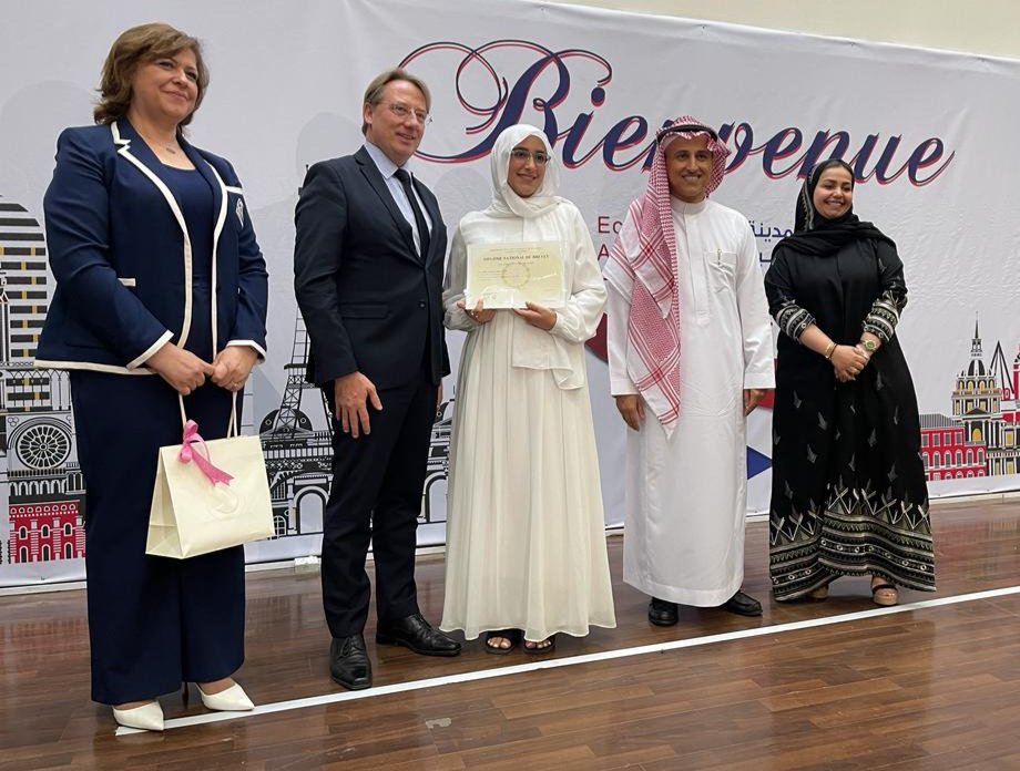 acs_school's tweet photo. يسعدُني دائمًا العودة إلى مدارس المدينة الأكاديمية الفرنسية #ECAF في الرياض، المدرسة الفرنسية المصنّفة، لتسليم الشهادات المتوسطة وشهادات DELF للناجحين المتميّزين. تهانيّ للتلاميذ وللأساتذة!
#مدارس_المدينة_الأكاديمية 
🇸🇦💙🇨🇵👨🏽‍🎓👩🏽‍🎓 https://t.co/gZfrTMqOPH https://t.co/tVlGBkkWdF