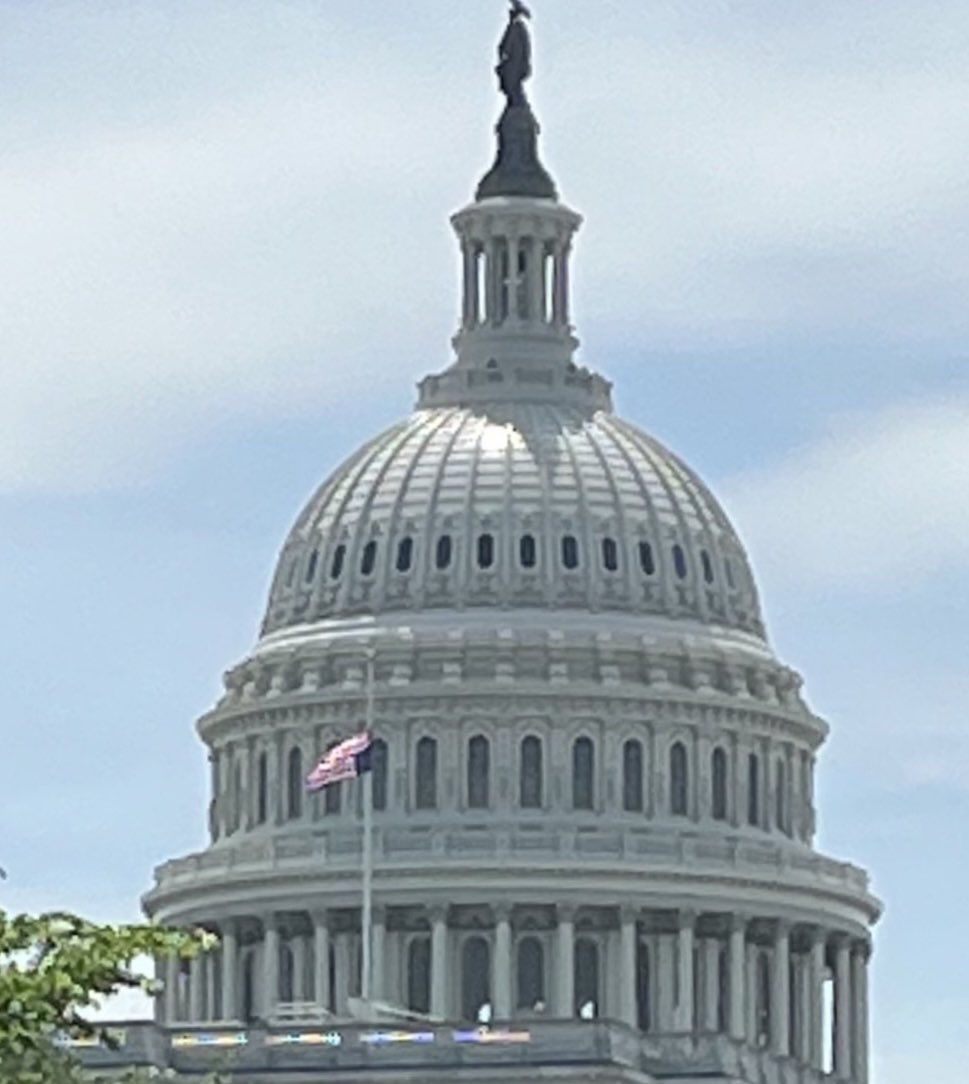 rawsalerts's tweet photo. 🚨#BREAKING: U.S. Flag at Top of Senate on U.S. Capitol Flies Upside Down

📌#Washington l #DC 

Currently photos shows the U.S. American flag appears to be flying upside down at the top of the senate on the U.S. Capitol in Washington DC. According to the U.S. Flag Code, flying the American flag upside down is only meant to be done "as a signal of distress in instances of extreme danger to life or property.”