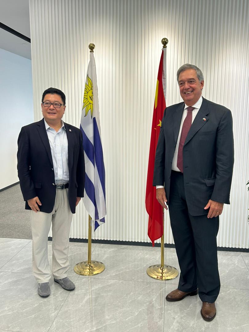 MGAPUruguay's tweet photo. El ministro Mattos llegó a Shanghái.

➡️En el primer día de actividades en esta capital comercial y financiera mundial, el Ministro mantuvo diversas reuniones con destacados importadores de productos uruguayos y empresas instaladas en nuestro país. https://t.co/LgB52cL7FF