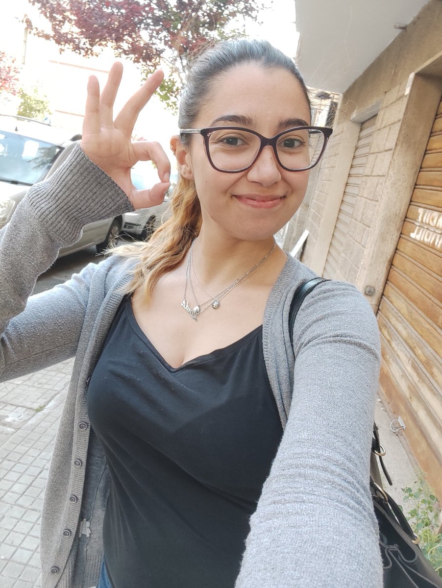 __lindt__'s tweet image. In questi anni ho visto festeggiare gli altri,ho gioito della loro gioia,pensando che forse,un giorno,sarebbe arrivato il mio giorno,in cui avrei chiamato mia madre e dirle "mamma, ho finito gli esami!".
Quel giorno è arrivato.
Esami mancanti: ZERO.
Mamma,è tutto vero,mi laureo!