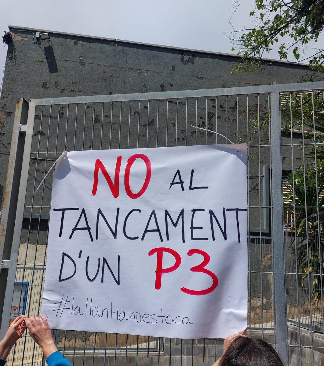 cosMaresme's tweet photo. 🔴 La comunitat educativa de l'escola de la Llàntia a #Mataró, es comença a mobilitzar contra la supressió d'una línia d'infantil a l'única escola pública del barri. 
#LaLlàntiaNoEsToca #pERCarització https://t.co/rZbJUDlqbJ