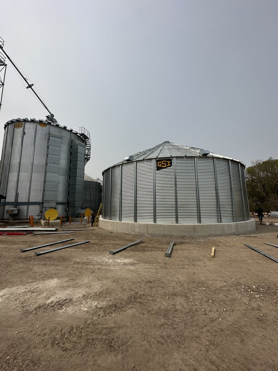 48-10 going up this afternoon SW of Carman, new neighbour for one of the first <a href="/GSI_Grain/">GSI</a> TopDrys done in #MBag
