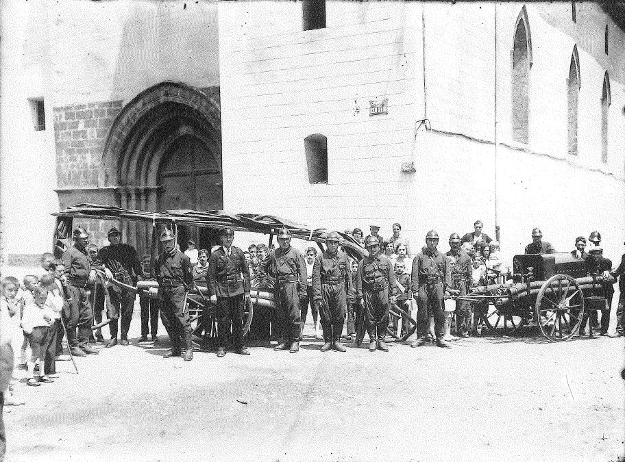 bombersenguerra's tweet photo. Els bombers de La Seu d'Urgell l'any 1932. 
La poca documentació que hi ha a l'Arxiu Comarcal de l'Alt Urgell no ens permet encara saber el nom d'aquests bombers, només el cap de parc: Francesc Ambor. 
Ens ajudeu amb un RT per trobar familiars i més informació? https://t.co/BvIgNxrF8A