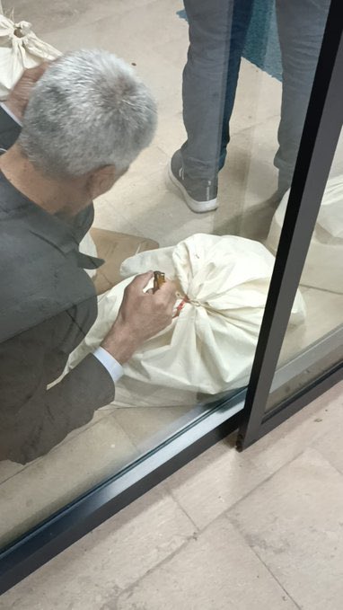 sokakkedisitv's tweet photo. Şimdi de Elazığ Kovancılar’da değiştirildiği iddia edilen torbalara ilişkin görüntüler geliyor. https://t.co/q2RdYRYziE