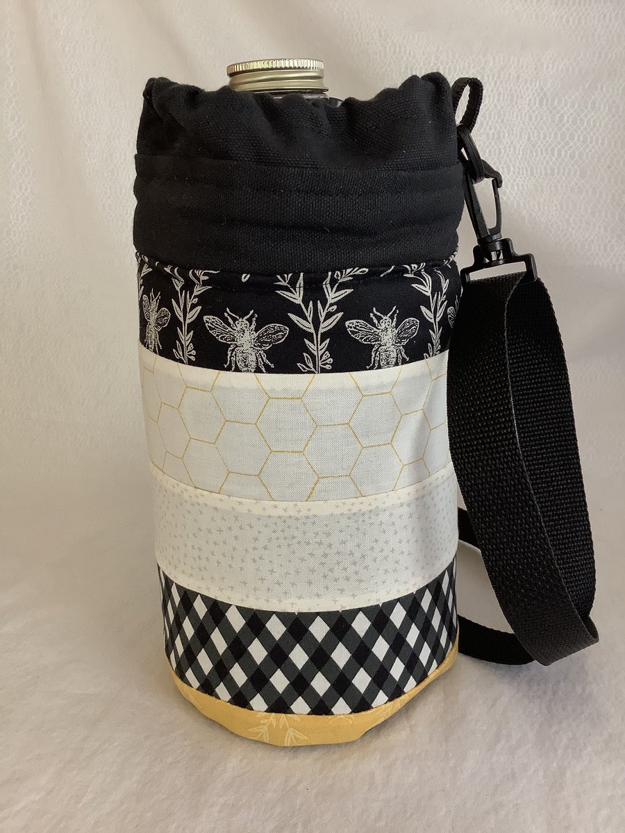 patonthebacknet's tweet photo. https://t.co/nB6FI5r6VY #newgrowlers #dontloseyourdrink #onlythreeavailable #customizedgrowlertote #savethebees #clouds #asiantote #mybeverage #bottlecozies #coolwaterforhours See at link or Saturday 5/20 market @dtphxfarmersmarket https://t.co/nhngO9TTlm