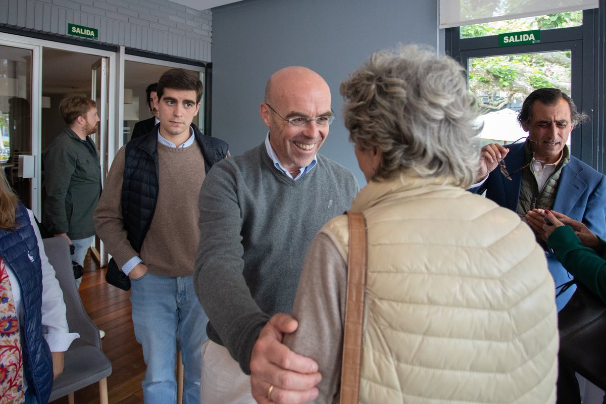 Jorgebuxade's tweet photo. #Vizcaya #Gecho Pasamos de provincia y antes del mitin en Bilbao, comida y amable tertulia con nuestro candidato, Rafael, y varios representantes de la sociedad civil, la no subvencionada. https://t.co/wfwCJV4rbH