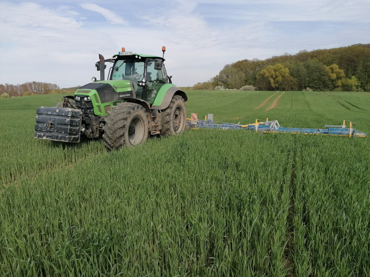 profiMagazin's tweet photo. Abgelichtet ist ein #DeutzFahr 7250 TTV mit #Treffler TS 1520 Striegel. https://t.co/9UUpG5v7jZ