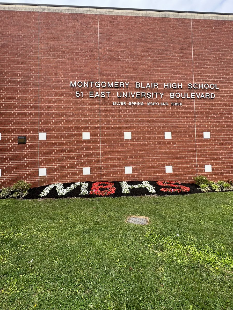 _Ms_Mason's tweet photo. Designed, planted and mulched✅
Looking 👀 ready for June 1st 🎓 https://t.co/bplJVceQo4