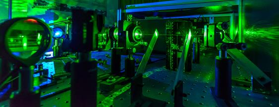 Happy #IDL2023 #DIL2023 #LightDay2023 to everyone!
We're celebrating today with a picture of one of the photonics workhorses here at <a href="/ULL/">Universidad de La Laguna</a> , our unique spectrographic confocal microscope!