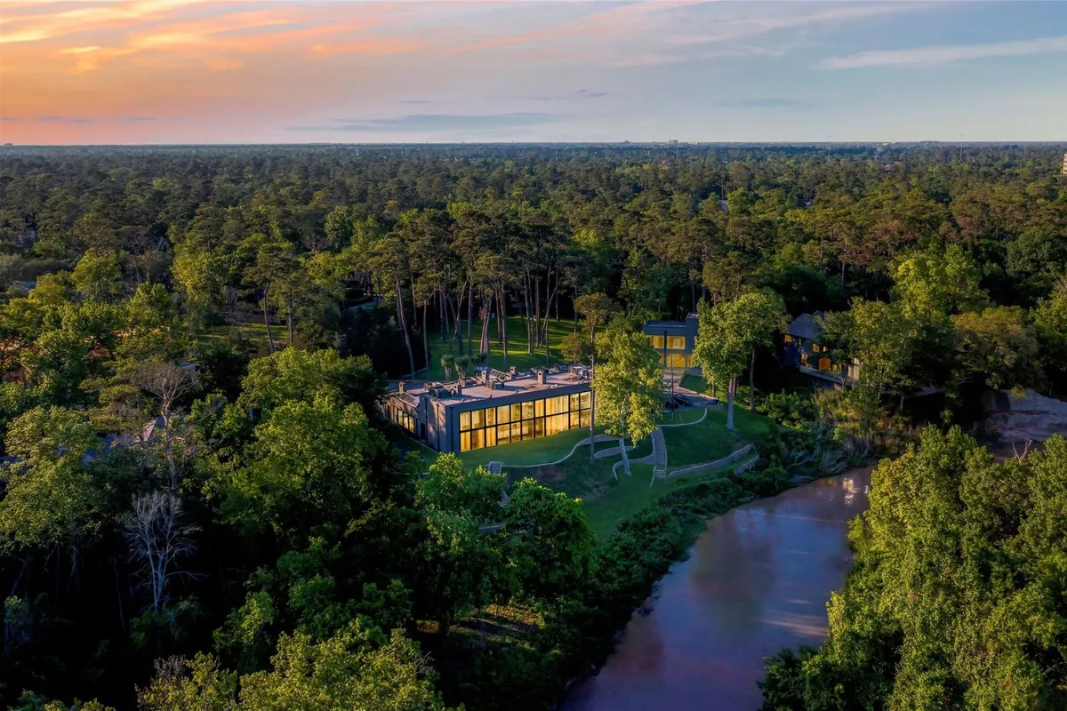 perfectazrealty's tweet photo. sothebysrealty: Step inside an entertainer’s showplace in Houston, Texas, represented by Jay Monroe of Martha Turner Sotheby's International Realty. https://t.co/40OMeYd2J0

#sothebysrealty #realestate https://t.co/bCsywgjDWd