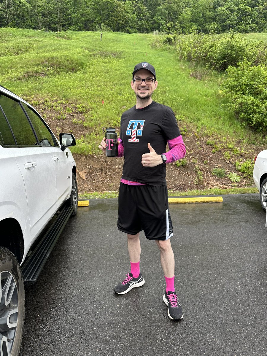 Magic_Elf_Mike's tweet photo. Cheers to heroic local businesses like my wife’s family! Thanks for being sponsors at #ConquerTheDamn5K! Because of you I can run for #Tmobile at #AgingFamilyServices #MothersDayRace to support awareness. #MobilizeForService. @Red_Rose_11 @dinardo_matt @letsgoTMOVa @ChappyCLT https://t.co/vCprWytBnx