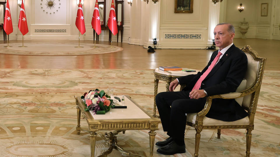 darkwebhaber's tweet photo. Erdoğan: Halk, muhalefetin verdiği sözleri tuttu mu ona bakıyor. Bunlar verdikleri sözleri tutmadı. 

Ücretsiz otobüs, traktör, süt dediler ve verdikleri sözleri tutmadılar. Biz verdiğimiz sözleri tuttuk. https://t.co/tYhLXHCHiu