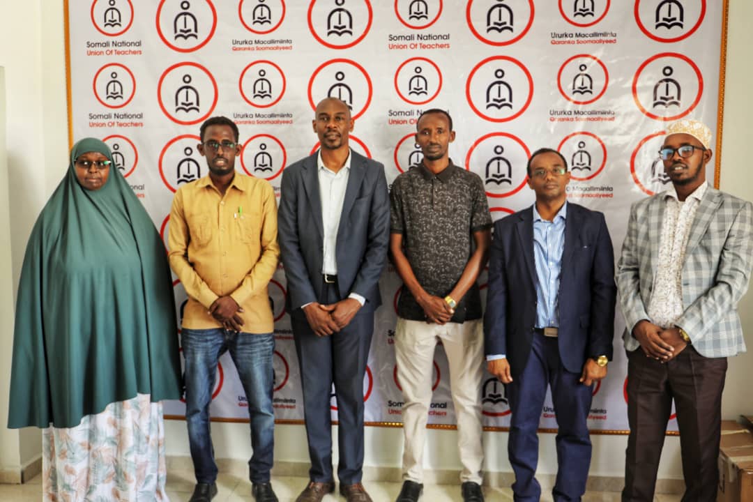 soomaliteachers's tweet photo. Gudoomiyaha @soomaliteacher Abdinasir Salad Mohamud ayaa xafiiska Ururka ku soo Dhawayay Wafdi ka Socday Hay,ada @EFASOMSomalia  iyo @Oxfom IBS . Gudoomiyaha ayaa warbixin ka Siiyay Shaqooyinka Ururka Macallimiinta Qaranka Soomaaliyeed ee Hortabinta leh Sanadkaan 2023 .

#SONUT https://t.co/95zq56DdeR