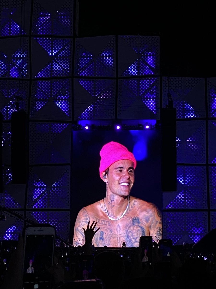 biebernovidade's tweet photo. Acredito que 80% das pessoas que foram no Rock in Rio tem uma foto desse momento, deposite a sua nos comentários. https://t.co/CfRusxwwYd