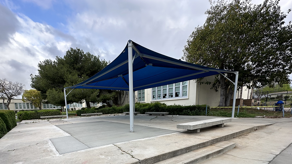 lbschoolbonds's tweet photo. The new shade structure at @HughesOwls, pictured here, is one of 15 structures recently installed at @LongbeachUSD campuses. We’re adding similar structures that double as open-air learning spaces to nearly all District schools! #BuildingOnSuccess #ProudtobeLBUSD https://t.co/kfxl5DLhWo