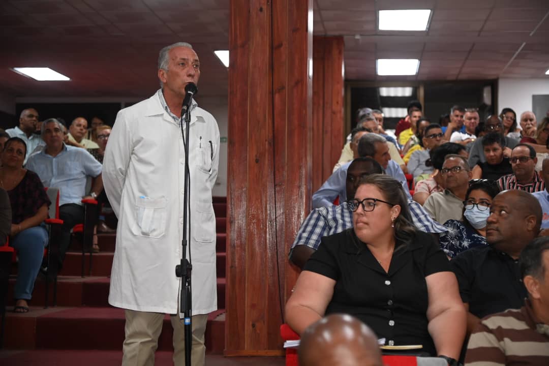 PresidenciaCuba's tweet photo. Esta semana reinicia el presidente @DiazCanelB su intercambio en todas las provincias del país.

#AHORA dirige en La Habana el diálogo con directivos de la capital 
para chequear los compromisos provinciales con vistas a alcanzar mejores resultados en 2023.

#Cuba 🇨🇺 https://t.co/lY47Gqb0z7