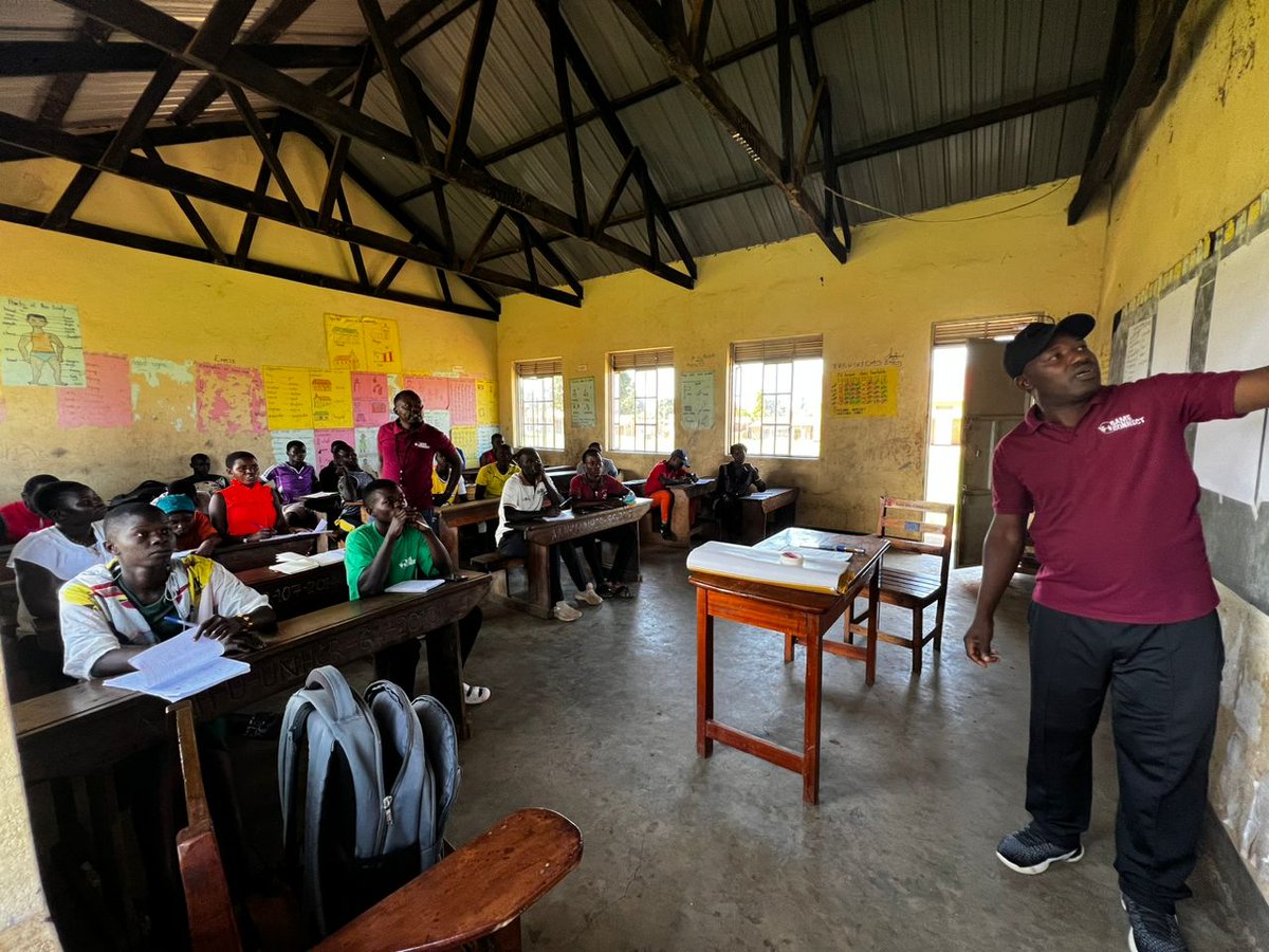 Official_UOC's tweet photo. Day 2 of the Game Connect peer leaders sports training in kyangwali has been a success.
Coach Jonathan from @UGANetball taking the peer leaders through a netball practical session.
#Gameconnect
#Sport4protection https://t.co/gYduUWTFEk