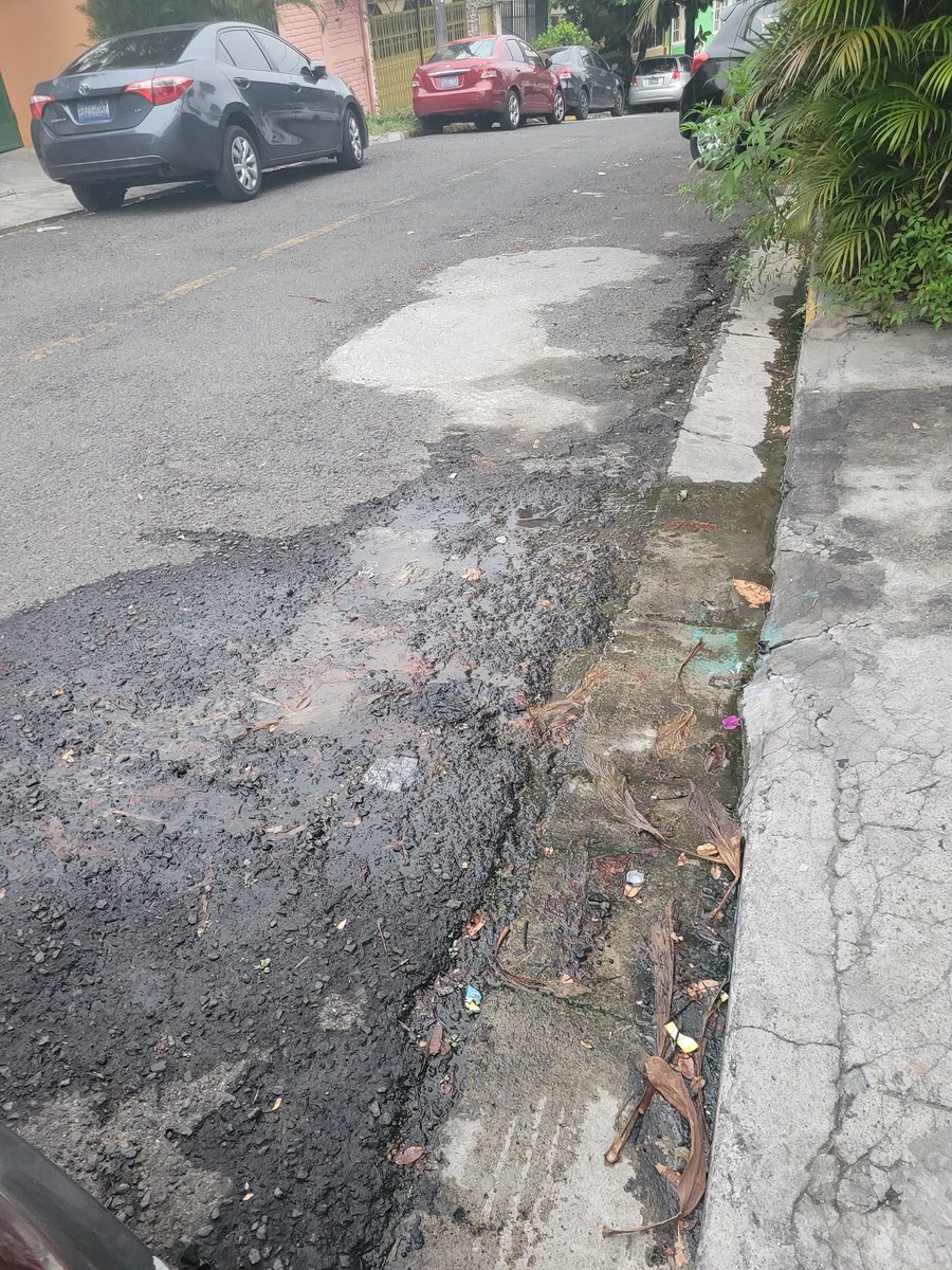 RicardJ01's tweet photo. Quiero reportar fuga de agua en la Resd. La Toscana en el final de la Calle C en San Salvador @ANDASV  @RuAleman  ya han habido varios hundimientos por estas fugas en la zona https://t.co/EcxoRAghpT