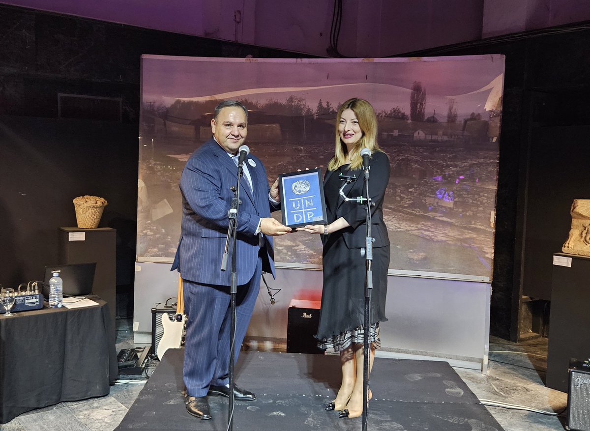 <a href="/UNDPMK/">UNDP MK</a> RR <a href="/ArmenGrigoryan8/">Armen Grigoryan</a> awards a certificate of appreciation to the Mayor of <a href="/CityofSkopje/">Град Скопје</a> Danela Arsovska for the joint endevours and the start of activities to mark the 60th years of the earthquake in Skopje. #Skopje60