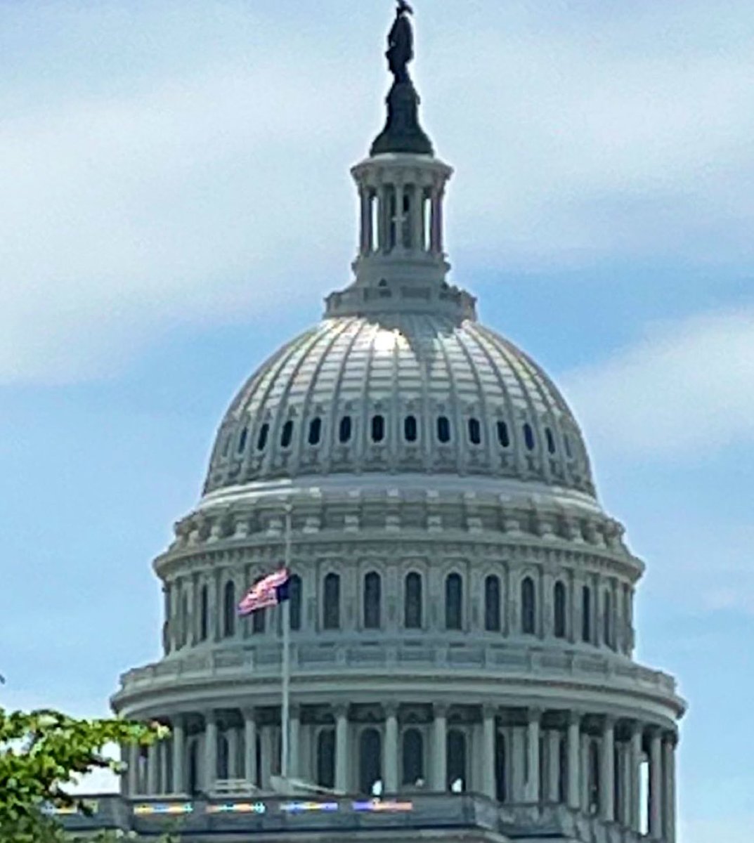 BREAKING‼️🇺🇸 U.S. Flag flies upside down on Senate building in Washington 

This should only be done "as a signal of distress in instances of extreme danger to life or property.”

h/t: <a href="/rawsalerts/">R A W S A L E R T S</a>