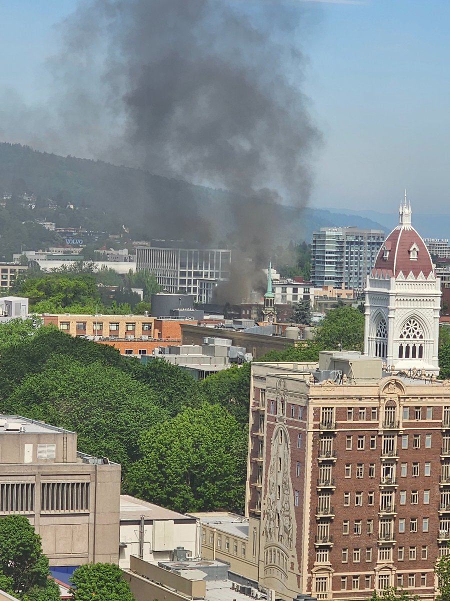 rammynix's tweet photo. @pdxalerts @PDXFire From Wells Fargo Tower https://t.co/sSd5W6rwwK