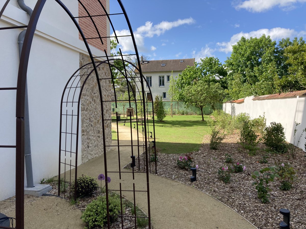 Ouverture de ⁦<a href="/SenMantes78/">Senioriales de Mantes - Gassicourt</a>⁩ J+1. C’est sous un beau soleil ☀️ que nous accueillons aujourd’hui nos premiers residents qui ont eu la belle surprise de découvrir notre magnifique jardin ⁦<a href="/senioriales/">Senioriales</a>⁩ ⁦<a href="/manteslajolie/">Mantes la Jolie</a>⁩