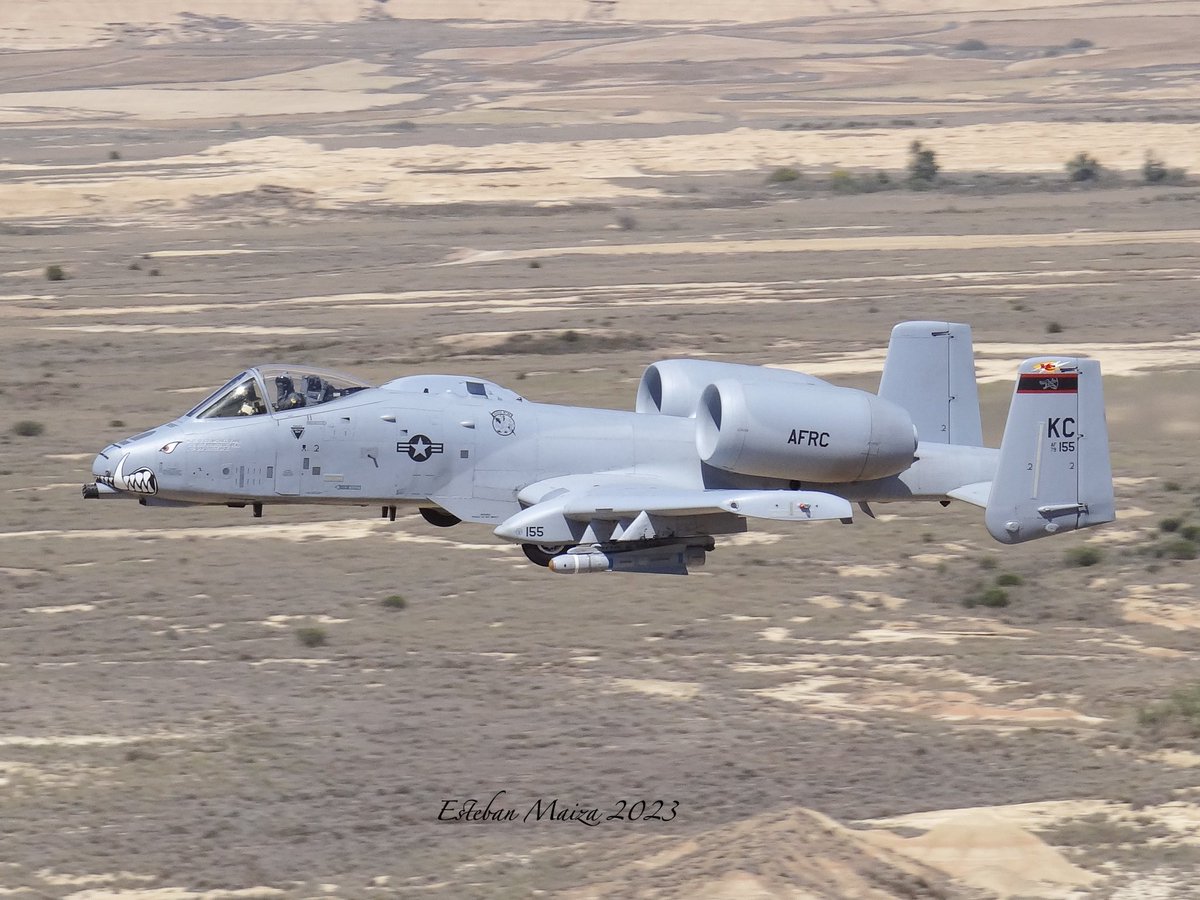 EstebanPhoto11's tweet image. Los míticos aviones A-10 Thunderbolt de la USAF ejecutan misiones de Close Air Support en el polígono de tiro de Bardenas durante el ejercicio #SwiftResponse23, coordinados por JTAC’s tanto del EZAPAC del @EjercitoAire como de la US Air Force.

Bbrrrrrrrrrtttttt