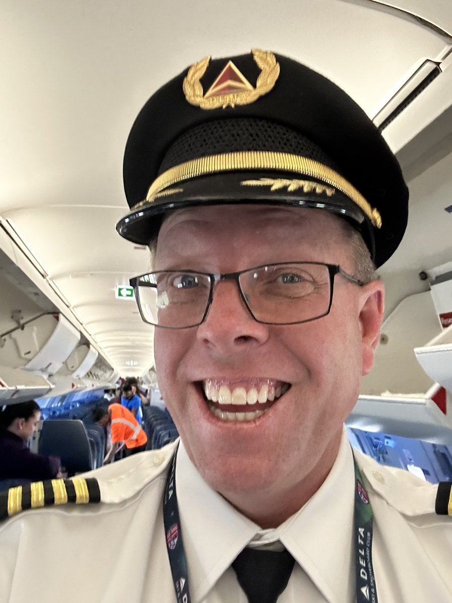 jiraiyapipa's tweet photo. I just want to wish the pilot, that took a selfie on my phone after I almost left it on a flight and he went and retrieved it for me as a favor, a Phenomenal day 😆 seeing this made me laugh 🤣 @Delta I wish him the best #BestPilot https://t.co/wCfb7KD2sv