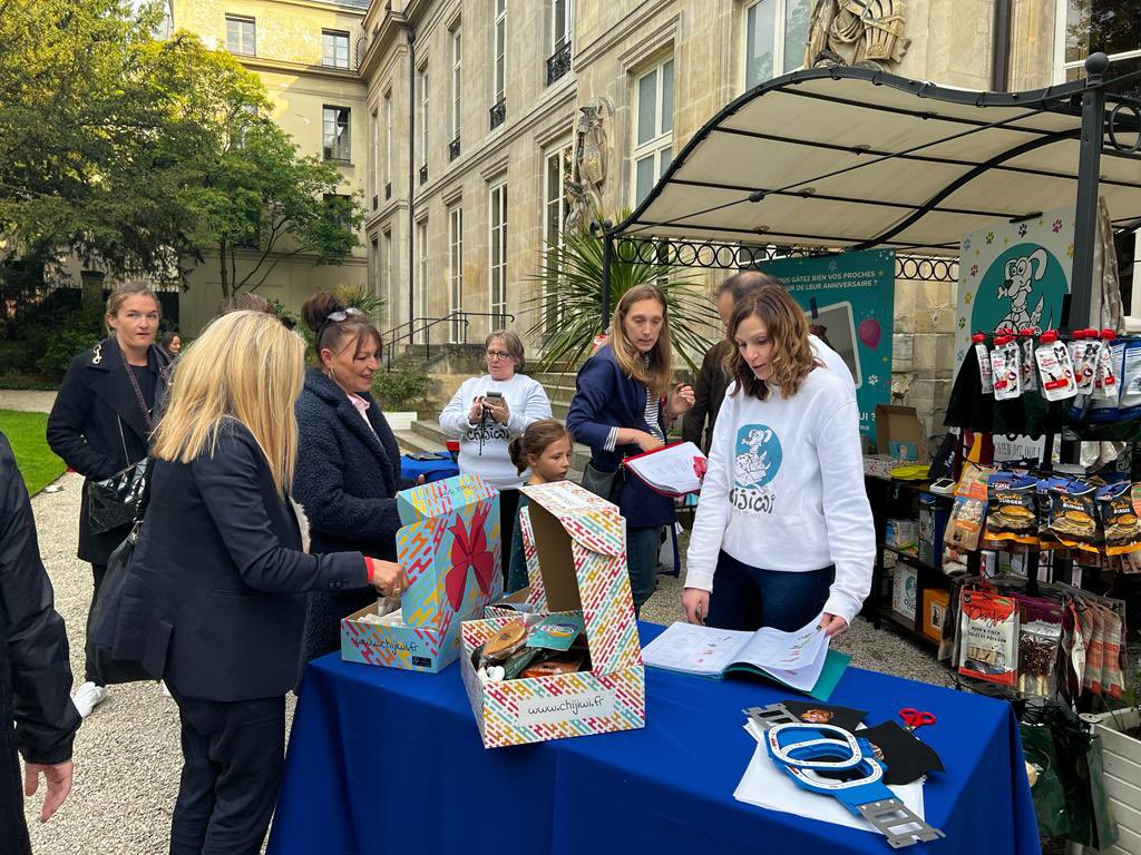 #Apéritifcanin 🐕🦮🐕‍🦺
Moment convivial et festif avec les habitants de #Paris7 et leurs chiens 🐾 dans le jardin de la @mairie7 @Christophe75007 @emonplaisir07 
#animauxdecompagnie