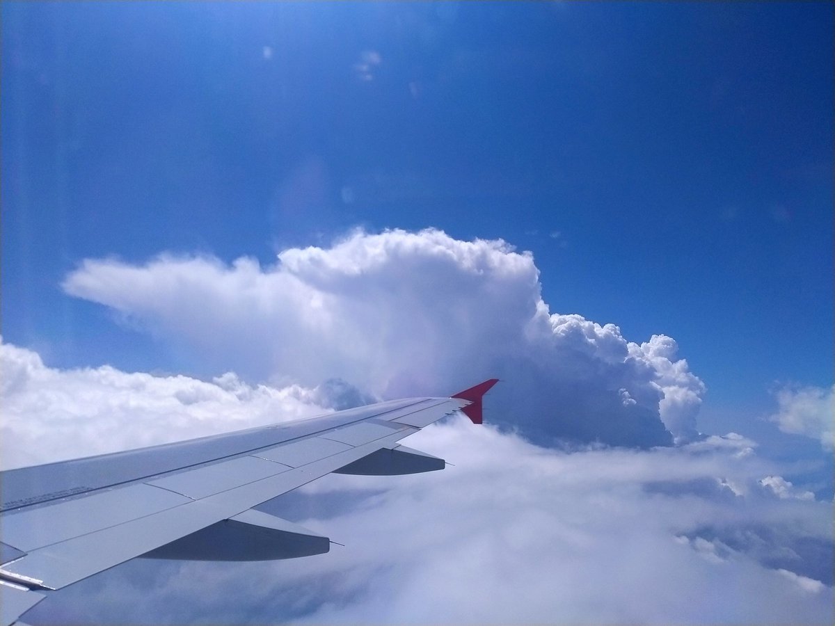 MetIllesBalears's tweet photo. Retorn a Mallorca ben entretingut avui horabaixa. Ha tocat fer un poc de volta fins que hem pogut aterrar, però he pogut gaudir de les tempestes que han afectat Mallorca i que han deixat pluja forta a diversos punts https://t.co/cP2uSZefjK
