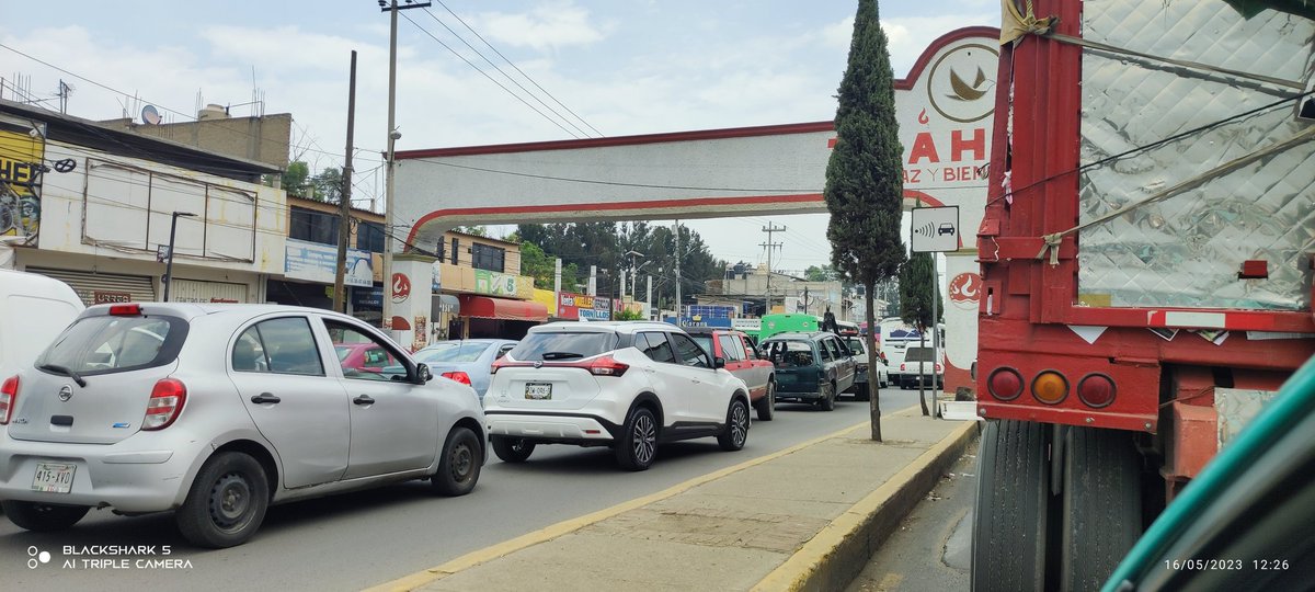 JCarlos_GD_83's tweet photo. @OVIALCDMX @SSC_CDMX un caos en la zona, además autos particulares y transporte público en sentido contrario, urge la presencia para agilizar el tránsito #CaosVial #SantaCatarina #Eje10 https://t.co/sf8ZGLAd6J