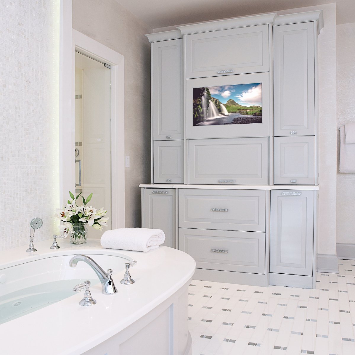 AVSElgin's tweet photo. We love to work with other trades on projects to make sure the finished look doesn't take away from the main decor of a room. 

Here's an example of how making a TV fit into the custom cabinetry adds to the overall clean aesthetic of this master bath. (847) 841-3888 https://t.co/gyPqPZnM3H