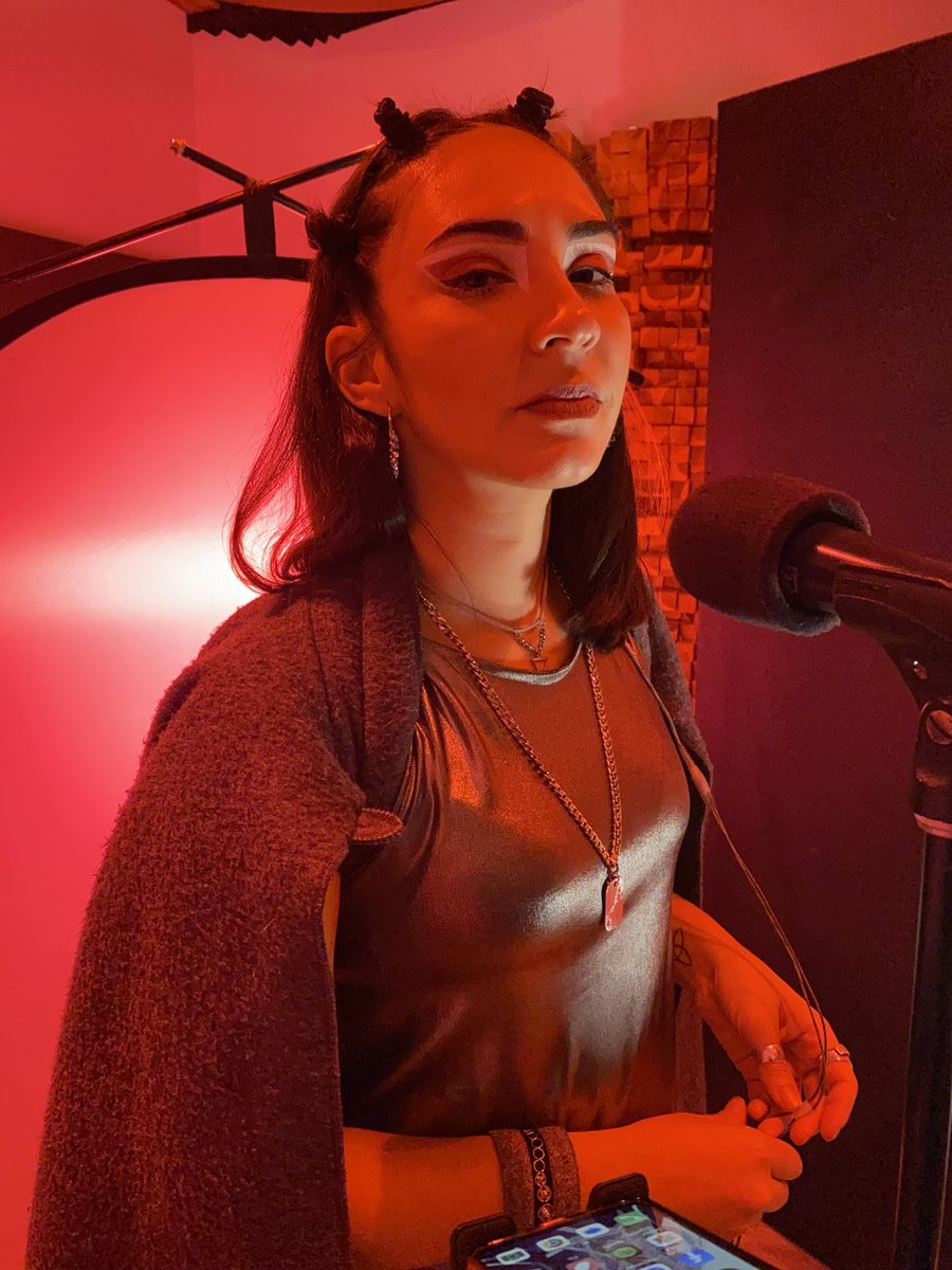 ¡Hey FERALES!

Mañana lanzamos una versión de una de nuestras artistas favoritas <a href="/bjork/">björk</a> 🍄🍃
¿Cual canción creen que versionamos? 

#hyperpop
#bjork