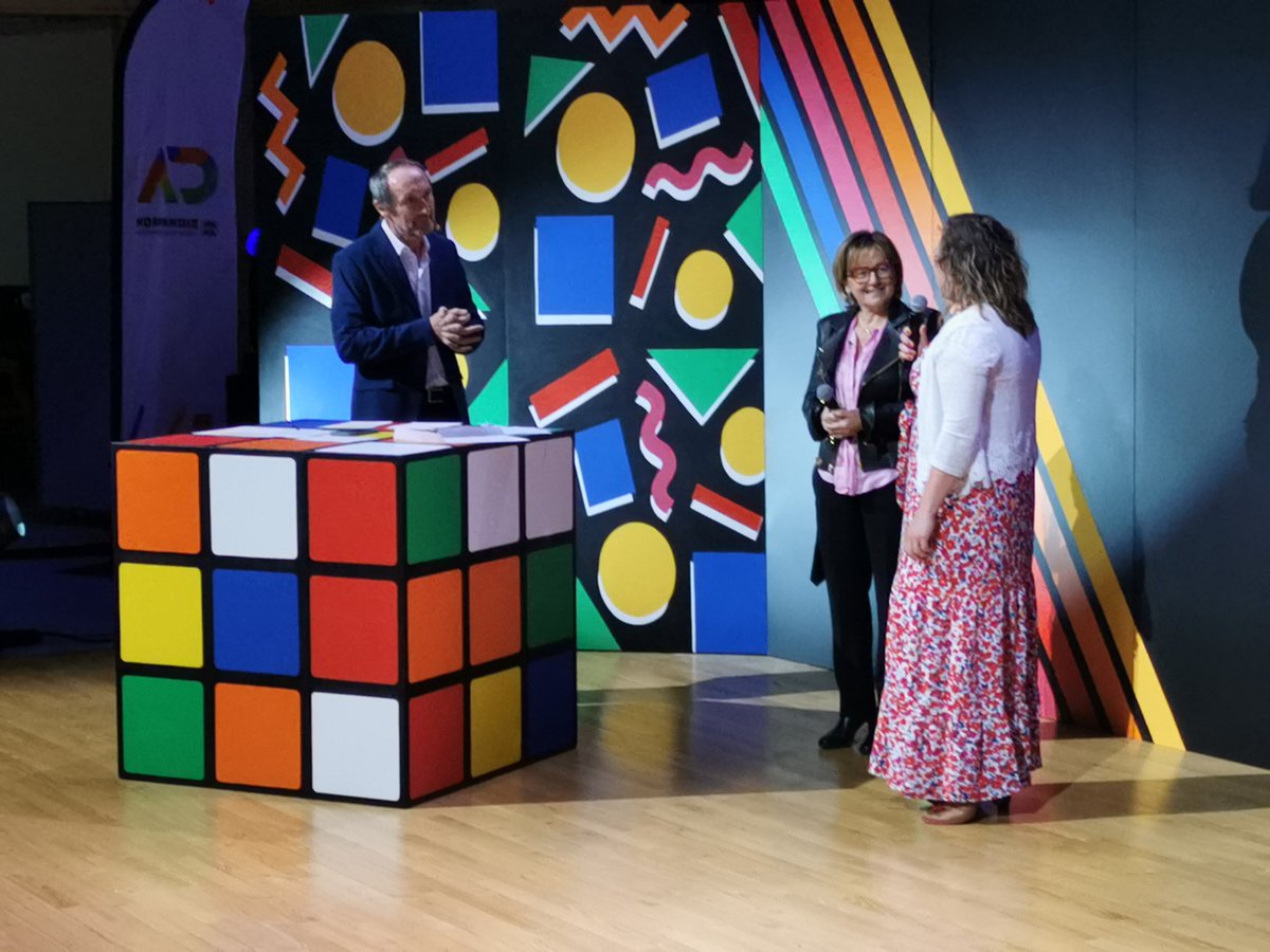 [#TrophéesEcoNormande] -✨En partenariat avec le réseau <a href="/Femmeschallenge/">Femmes & Challenges</a>, <a href="/MarieSciboz/">Marie Sciboz</a>  de l’entreprise #CERES a été récompensée pour son parcours remarquable.
👏Merci à <a href="/LeaLassarat/">Léa Lassarat</a> pour cette distinction !
Retrouvez les descriptifs de l'entreprise :
👉 trophees-economie-normande.fr/societe/ceres-…