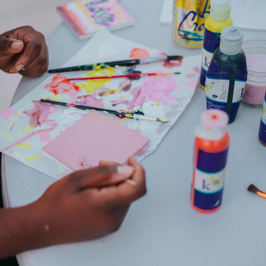 vrschoolofart's tweet image. Social Media Post: Nurture your child&apos;s creativity with the right drawing classes! Learn how to choose the perfect program with our guide.

Learn more: bit.ly/3IbZYBe

#DrawingClassesForKids #ArtEducation