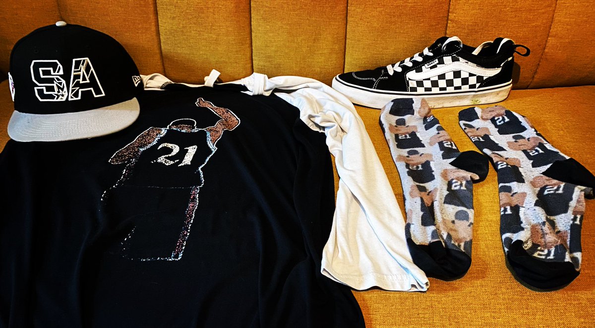 Drip! Taking no chances today and rolling out all the black and silver vibes. <a href="/spurs/">San Antonio Spurs</a> gonna nab that #1 pick tonight fo sho! #vyingforvictor #porvida #nbadraftlottery #letsgohonking @spurscoyote