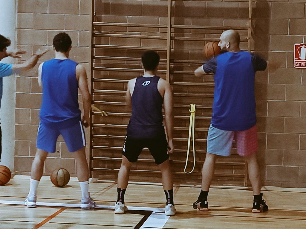 t_baloncesto's tweet photo. Trabajo , trabajo y más trabajo #RoadToIbiza #Plavi 💪🏀💙 @flanigan @basquetcalvia . https://t.co/uKdRNnBYKD