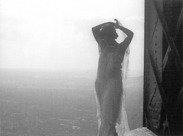 SimonidaR's tweet photo. Paris qui dort de René Clair (1923) https://t.co/l5hb7tyysv