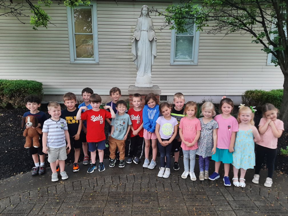 ihm_school's tweet photo. Enjoying these last days with our Littlest Crusaders. Today our Extended Day kiddos are learning more about our Mother Mary! #weareIHM https://t.co/nph6MuuQtQ