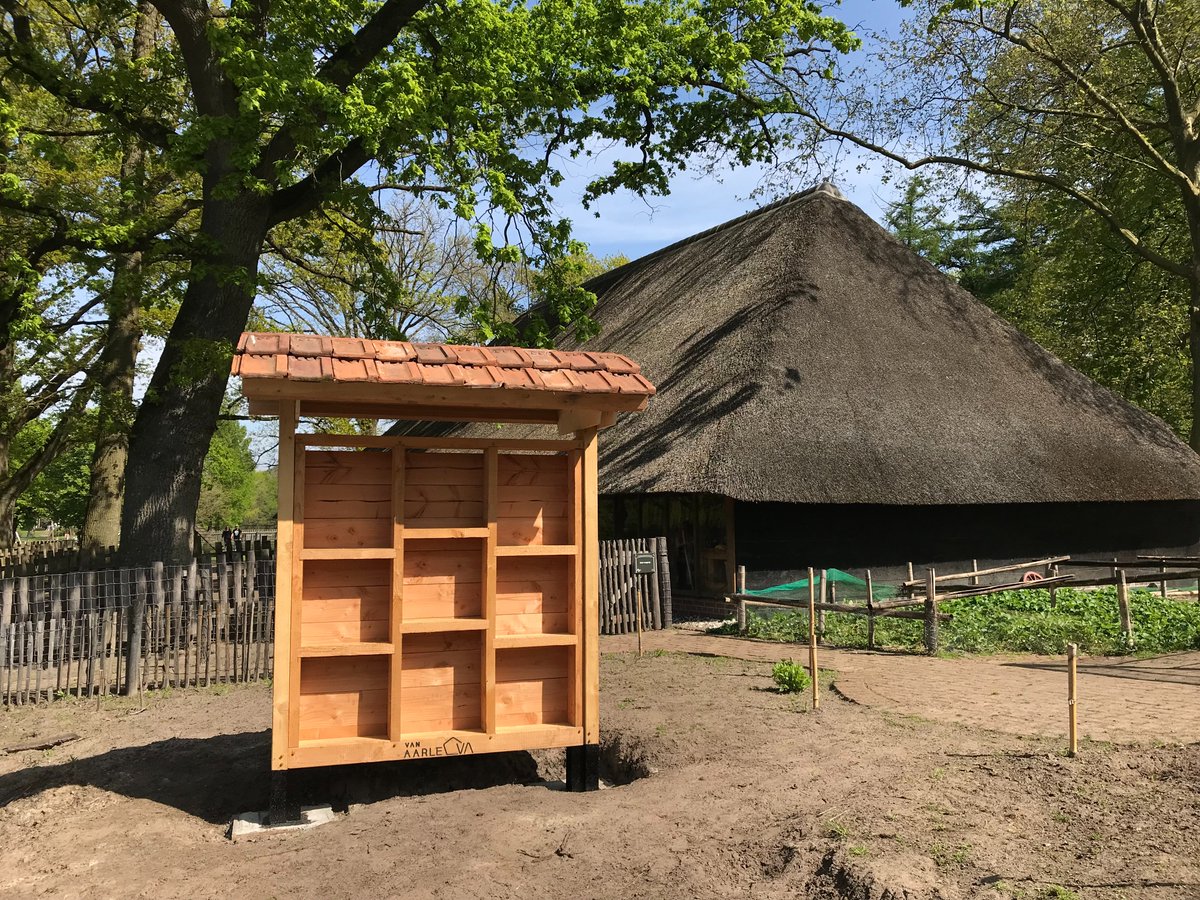 Groene Handdruk van Het Groene Woud besteed aan insectenhotel bij Kinderboerderij Kienehoeve #inHetGroeneWoud <a href="/VanGoghNP/">Van Gogh Nationaal Park</a> <a href="/Meierijstad/">KijkopMeierijstad.nl</a> hetgroenewoud.com/actueel/nieuws…