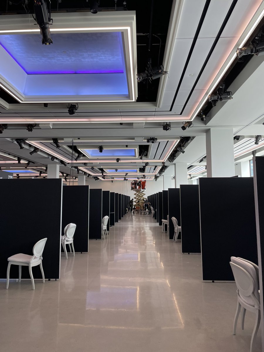 iconnections_io's tweet photo. ✨Behind the scenes magic! An exclusive sneak peak into the dedicated staff setting up SALT iConnections New York before it opens its doors to the public! @SALTConference #capintro #finance https://t.co/Wz4gSRbPa9