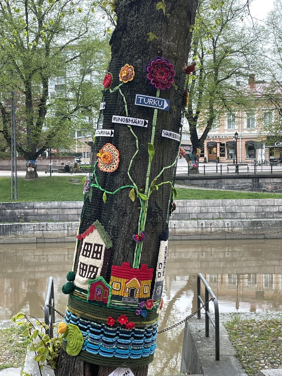 Pehmeää anarkiaa Jokirannassa; neulegraffiteja puissa 🧶#työmatkapyöräily #vaihtuvatmaisemat   #turku