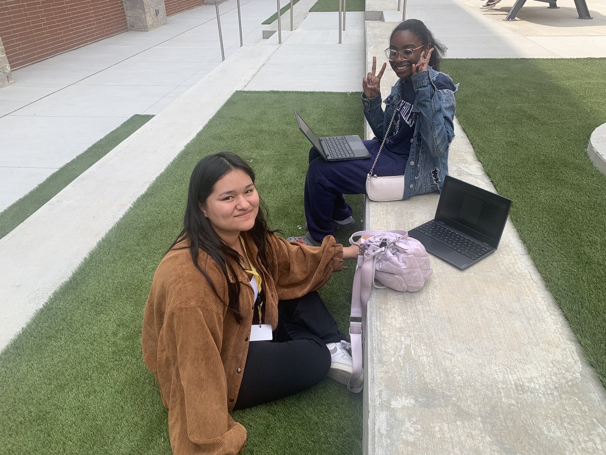 miss_weiner's tweet photo. โCan we have class outside?!โ #5moreweeks #teamWB https://t.co/dzaMQzL6Mx
