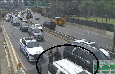 GregRice1010's tweet image. Not an easy Drive on the FDR!

As we see on the @1010WINS Jam Cam, @NYPDnews is on scene with a stall on the NB #FDRdrive at Jackson Street in the right lane, backing you up to the #ManhattanBridge.

@WINSTRAFFICNYC