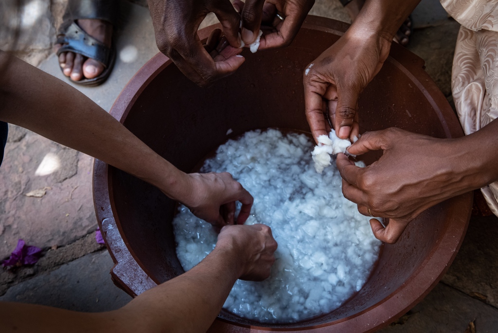 Journée du vivre ensemble en paix : le patrimoine culturel nous donne des occasions importantes de partage, comme dans nos activités de fabrication du papier au Mali. Ateliers animés avec les jeunes et les écoles grâce au support de @ALIPHFoundation. Ph: @nicolasremene