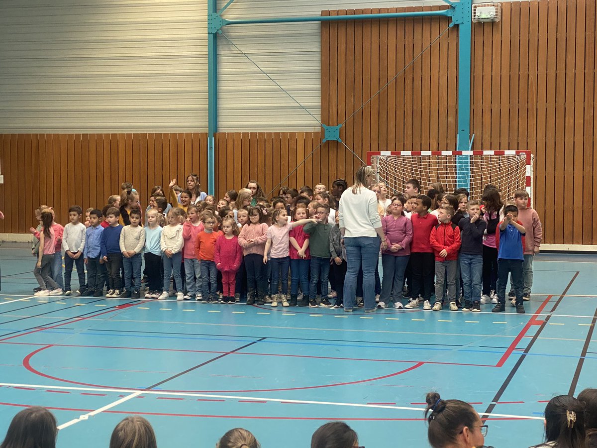 ecoleF_Buisson's tweet photo. @ClgHanotaux @DSDEN_Aisne 
@NDumaux Rencontres chantantes in enghish please pour l’école FBuisson ! Félicitations à tous les élèves des écoles Bachy, Buisson, Clin de @a_saint_quentin pour leur interprétation 👏👏👏
Bravo à la chorale du @ClgHanotaux 
@TodekFanny https://t.co/EfWUMnCN21
