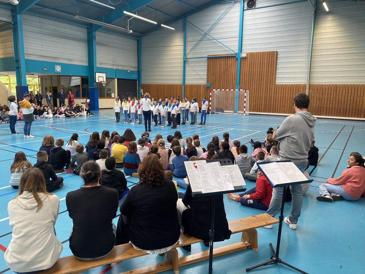 ecoleF_Buisson's tweet photo. @ClgHanotaux @DSDEN_Aisne 
@NDumaux Rencontres chantantes in enghish please pour l’école FBuisson ! Félicitations à tous les élèves des écoles Bachy, Buisson, Clin de @a_saint_quentin pour leur interprétation 👏👏👏
Bravo à la chorale du @ClgHanotaux 
@TodekFanny https://t.co/EfWUMnCN21