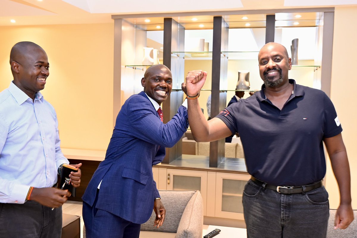 GrassrootMKA001's tweet photo. Gen @mkainerugaba who has said multiple times that his Movement doesn’t discriminate based on political affiliations welcomed Kagabo who is a medical doctor by profession at a private office in Entebbe.
Your most welcome sir https://t.co/KDg1vTAWSY